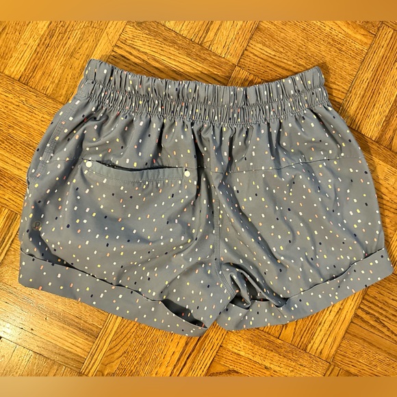 Lululemon-Spring Break Away Cuffed Short-Gray with Dots- Size 4. - Picture 2 of 2